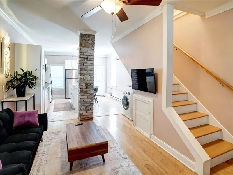 Charming 2-bedroom townhome in marvelous Richmond with AC