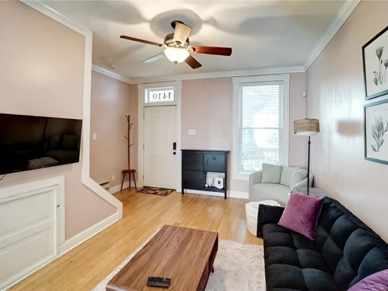 Charming 2-bedroom townhome in marvelous Richmond with AC
