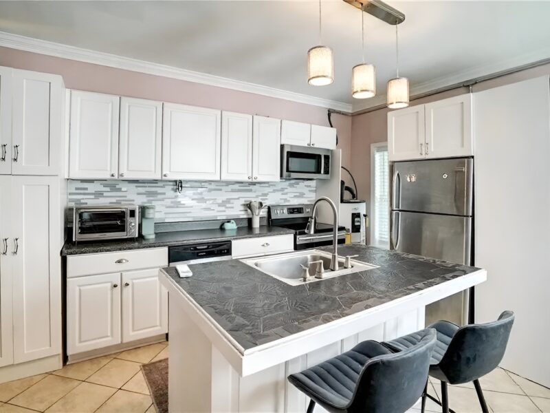 Charming 2-bedroom townhome in marvelous Richmond with AC