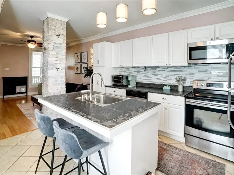 Charming 2-bedroom townhome in marvelous Richmond with AC