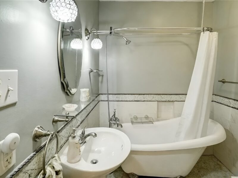 Charming 2-bedroom townhome in marvelous Richmond with AC