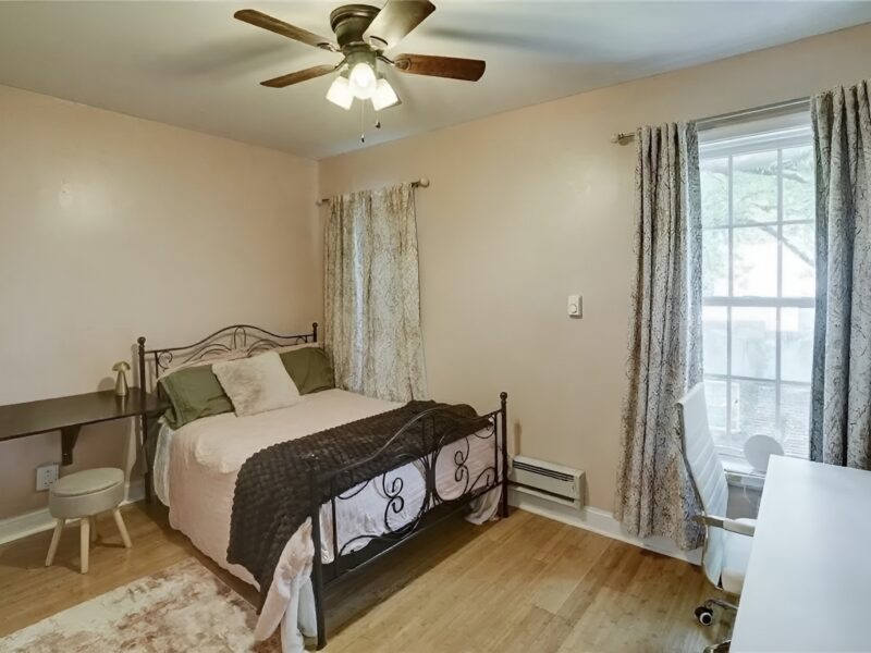 Charming 2-bedroom townhome in marvelous Richmond with AC