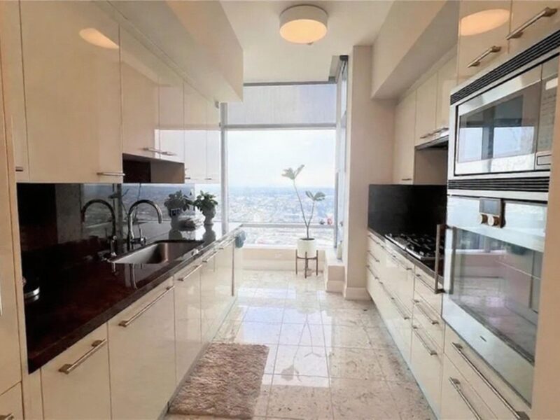 Stunning 44th-Floor 2BR w/ Breathtaking DTLA Views