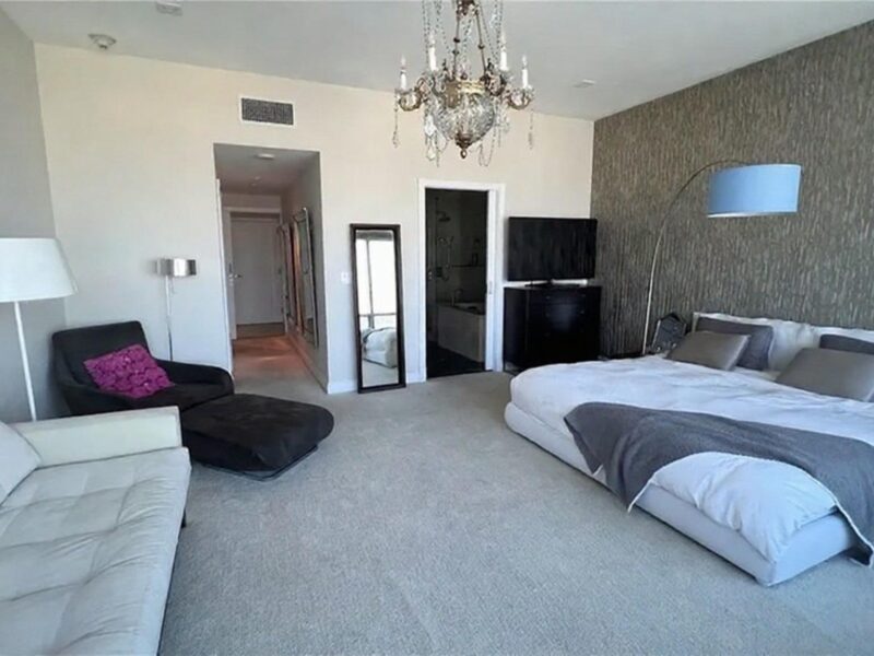 Stunning 44th-Floor 2BR w/ Breathtaking DTLA Views